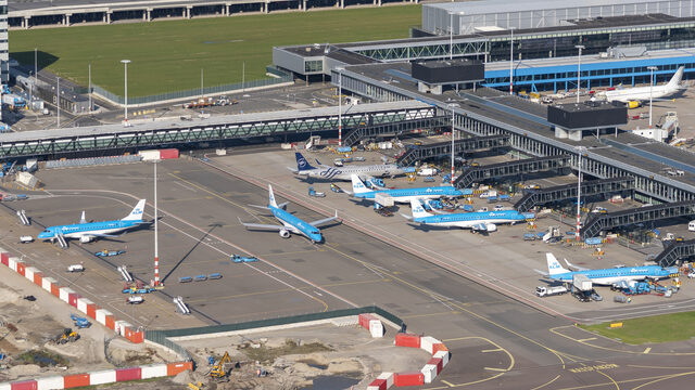 Personeel Schiphol en KLM bezorgd over eigen gezondheid door giftige uitlaatgassen
