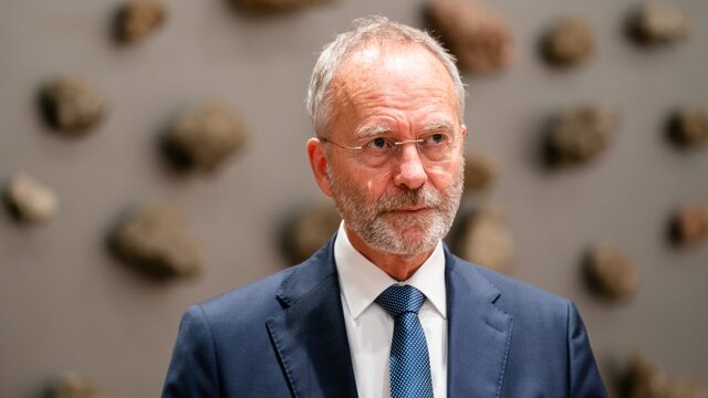 Oud-minister Henk Kamp: 'Halveer het aantal ministers in het kabinet'