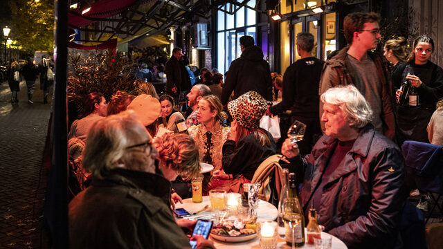 Het risico van versoepelen: 'Het is spannend wat deze piek met de zorg belasting doet'