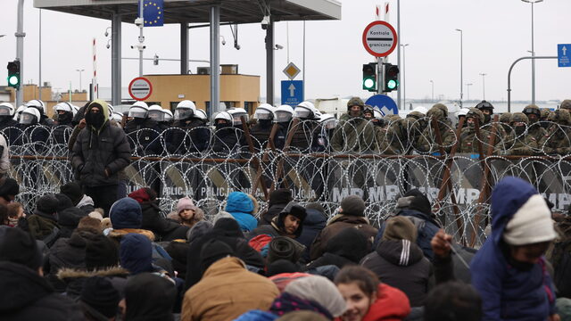Migrantencrisis bij de Poolse grens escaleert: 'Het lijkt wel oorlog'