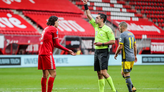In het hoofd van de voetbalscheidsrechter: 'Sorry zeggen is geen optie'