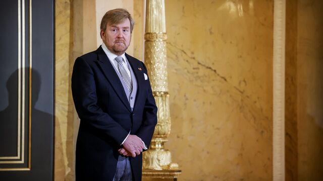 Willem-Alexander belandt in de Haagse Schilderswijk op straat: 'Het boek is om vrolijk van te worden'