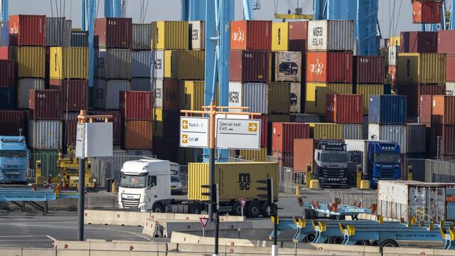 Containers richting Rusland stapelen zich op in Rotterdamse haven