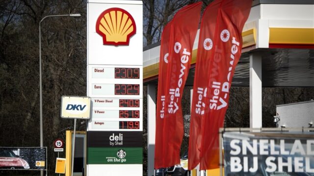 Stand.nl: 'Shell moet veel meer winst in de energietransitie steken'