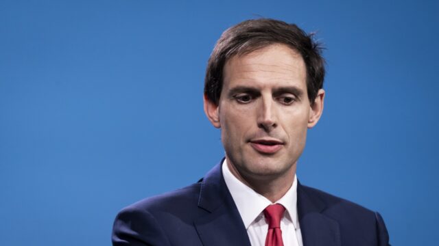 Blijft Hoekstra Eurocommissaris? 'Als er geen nieuwe naam komt, is Wopke er als de kippen bij'