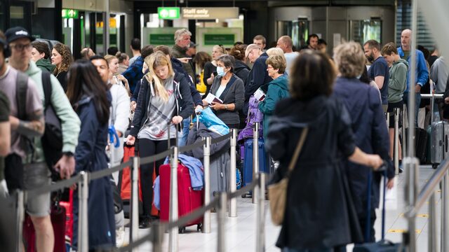Schiphol komt met plan om zomerdrukte te verminderen: Wat staat er in?