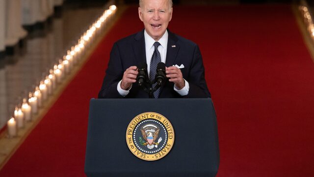 Biden roept op tot strengere wapenwetgeving