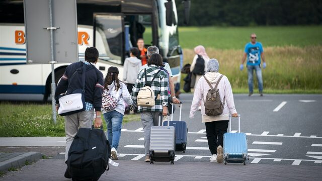 Geen eten en drinken in noodopvang Ter Apel: 'Mensen hebben honger'