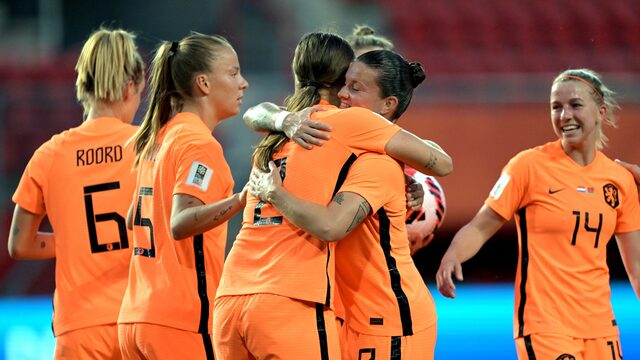 Oranjevrouwen winnen omstreden WK-kwalificatieduel met Belarus in leeg stadion