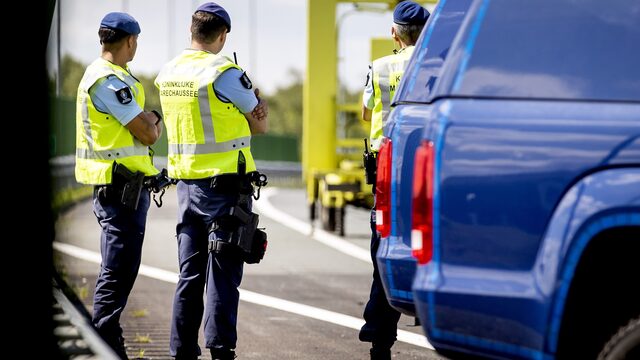 Zeven mensen in Nederland opgepakt bij groot internationaal onderzoek naar mensensmokkel