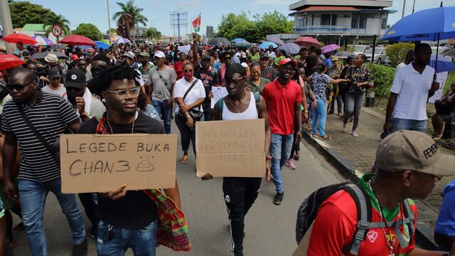 Protesten Suriname: 'De regering communiceert slecht naar het volk'