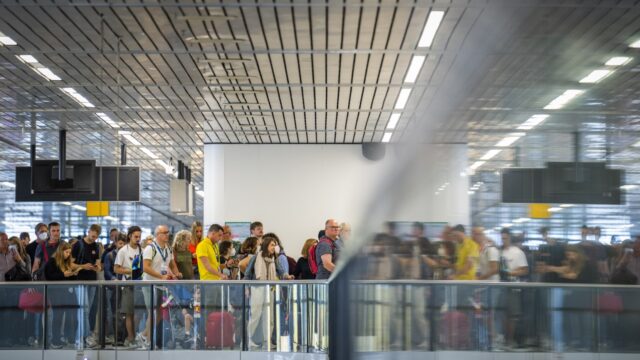 Schiphol compenseert reizigers die vlucht misten na chaos op luchthaven