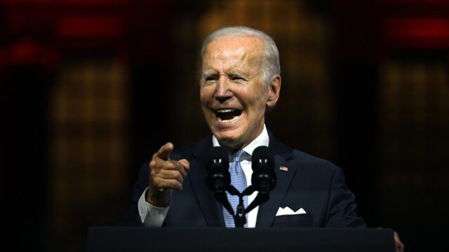 Biden haalt uit naar MAGA-beweging: 'Ze ondermijnen de democratie'