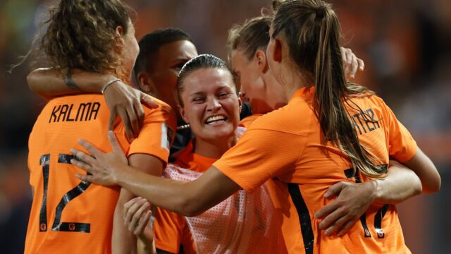 Oranje raakt drie keer de lat, één keer de paal, scoort pas in blessuretijd en gaat naar WK