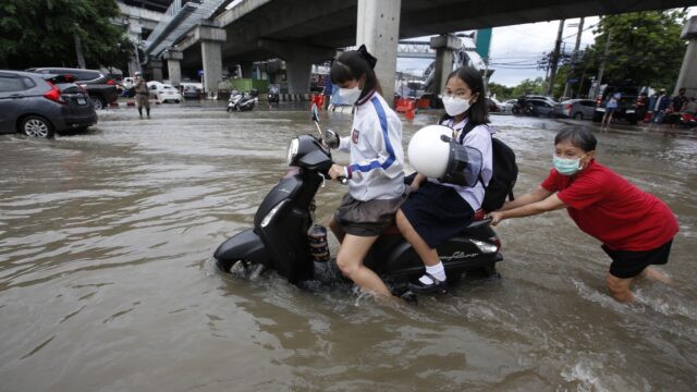 Grote delen van Bangkok staan onder water, vrees voor grote economische schade