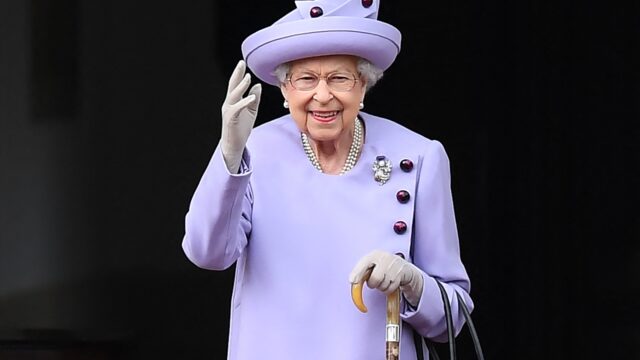 Saluutschoten en minuut stilte: Groot-Brittannië herdenkt koningin Elizabeth