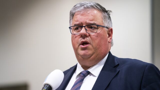 Hubert Bruls stelt kabinet asieldeadline: over twee weken moet spreidingswet er liggen