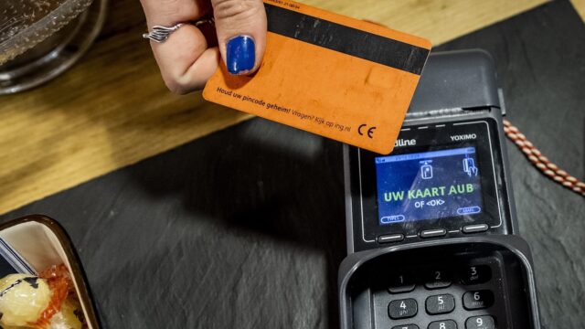 Ouderenorganisatie ANBO maakt zich zorgen over toename van pin-only winkels: 'Mensen voelen zich buitengesloten'