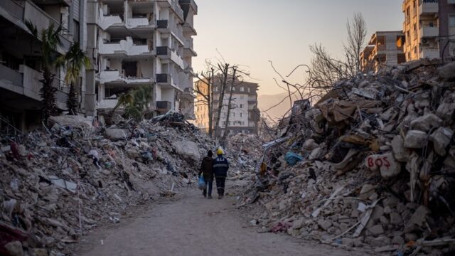 Stand.nl: 'Turkse en Syrische aardbevingsslachtoffers moeten versneld een visum krijgen'