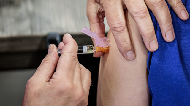Stand.nl: 'Het Nederlandse vaccinatiebeleid is te laks'