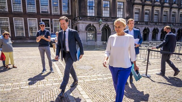 'De wereld wacht niet op onze formatie'