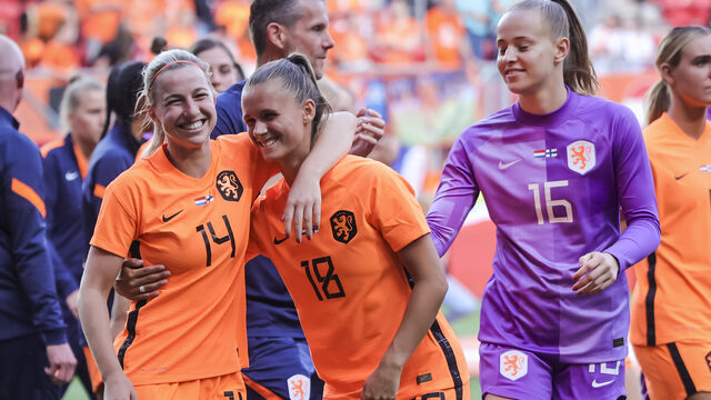 Wat luisteren de voetbalsters op jacht naar EK-goud? De playlist van Oranje!