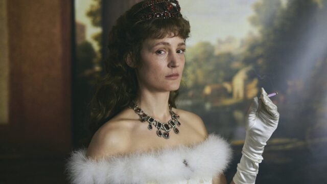 Geen droompaleizen en tienerliefde: Sisi-film 'Corsage' laat de rauwe kant van haar leven zien