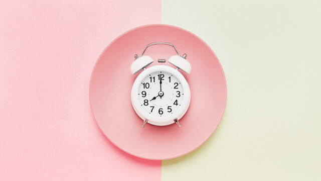 Intermittent fasting: val je er echt van af?