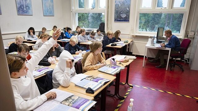 Steeds meer onbevoegde leraren voor de klas: 'Alsof je mensen zonder rijbewijs solo de weg op laat gaan'