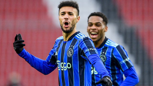 Ajax wint topper in Eindhoven na controversiële treffer