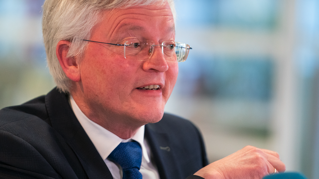 VNG-portefeuillehouder asiel Theo Weterings zegt plan staatssecretaris over opvang asielzoekers op cruiseschepen op zee niet serieus te nemen