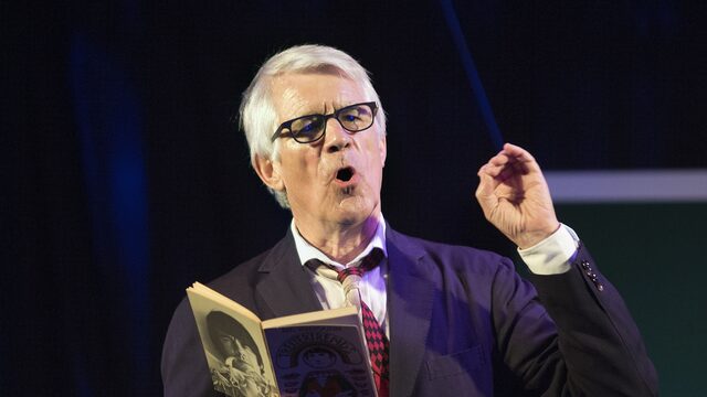 Cabaretier Kees van Kooten blaast 80 kaarsjes uit