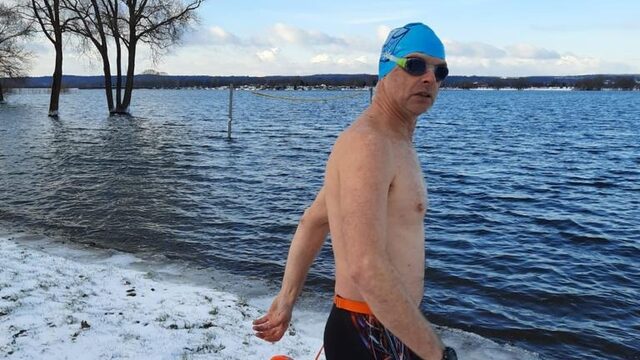Albert Stienezen doet volgende maand mee aan WK ijszwemmen in Polen