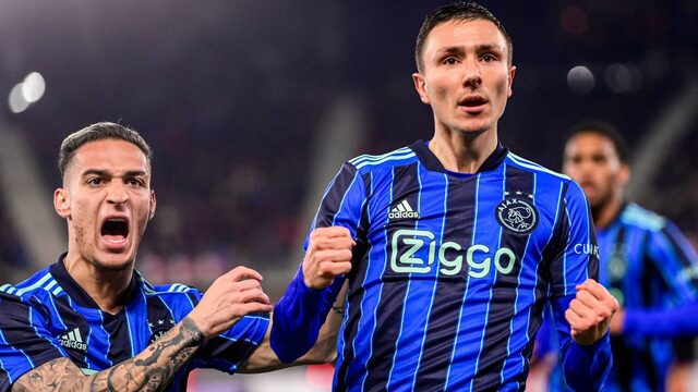 Ajax verslaat onmachtig AZ en is bekerfinalist