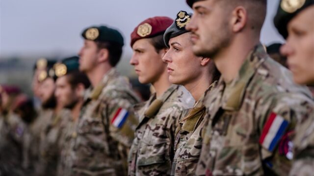 Stand.nl 'Jongeren moeten een militaire of maatschappelijke dienstplicht vervullen'