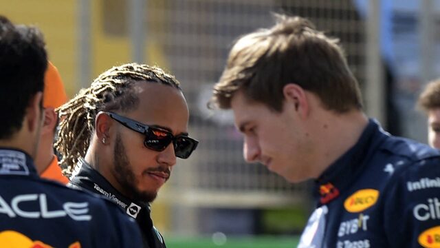 Formule 1-coureurs testen hun bolides in Bahrein: 'Iedereen vindt elkaar verdacht'