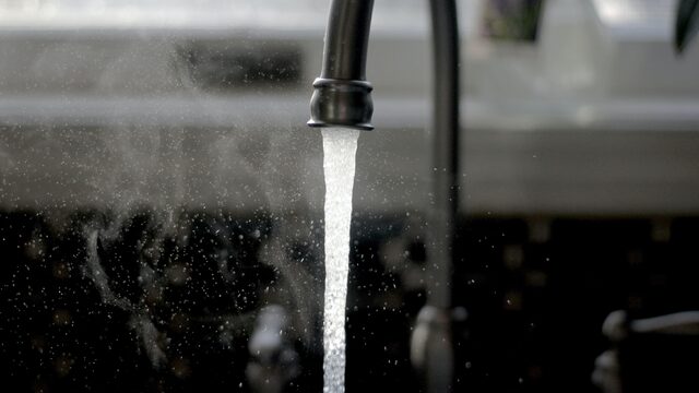 Industrie betaalt nauwelijks belasting voor leidingwater: burger draagt zwaarste lasten