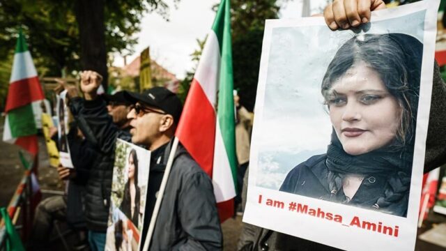 Iraans-Belgische politica Safai: poging van Westen om Iran ‘te leren’ vrouwenrechten te respecteren is nutteloos