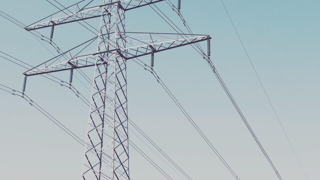 Krapte op het stroomnet: 'Klimaatdoelen niet haalbaar met huidige maatregelen'