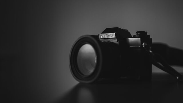 Pippilotta Yerna fotografeerde haar moeder op verschillende manieren als dode