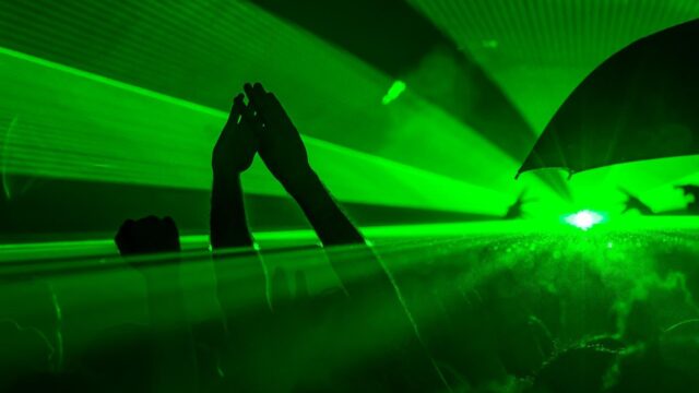 Nederlandse politie assisteert Spaanse collega's met zuiptoeristen: 'De opstootjes beginnen in de ochtend al'