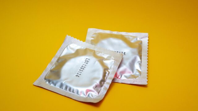 Twee mannen voor de rechter wegens stiekem afdoen condoom tijdens seks
