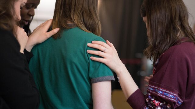 Praten met lotgenoten helpt slachtoffers, blijkt uit wetenschappelijk onderzoek