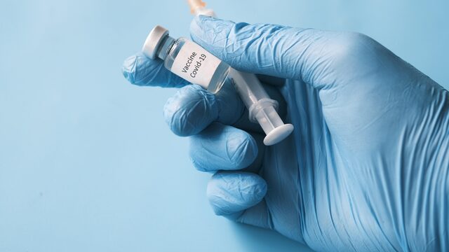 Miljoenen coronavaccins worden weggegooid: 'Het had ook gebruikt kunnen worden voor andere landen'