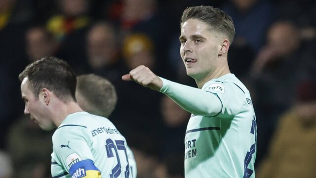 Veerman schiet PSV naar bekerfinale tegen tiental Go Ahead Eagles