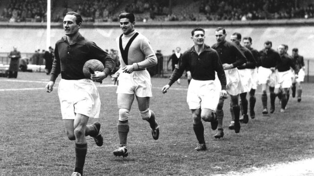 'Uitschot' legt in 1953 in Parijs kiem voor betaald voetbal bij Watersnoodduel