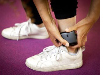 Stand.nl: 'Een enkelband is een goed alternatief voor een korte celstraf'