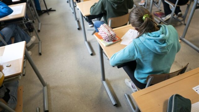 Stand.nl: 'Het is onbegrijpelijk dat geschiedenis en aardrijkskunde niet meer getoetst worden'