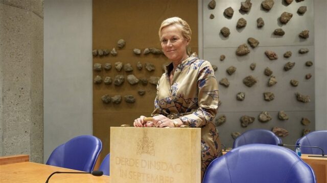 Stand.nl: 'De hand moet op de knip in politiek Den Haag'