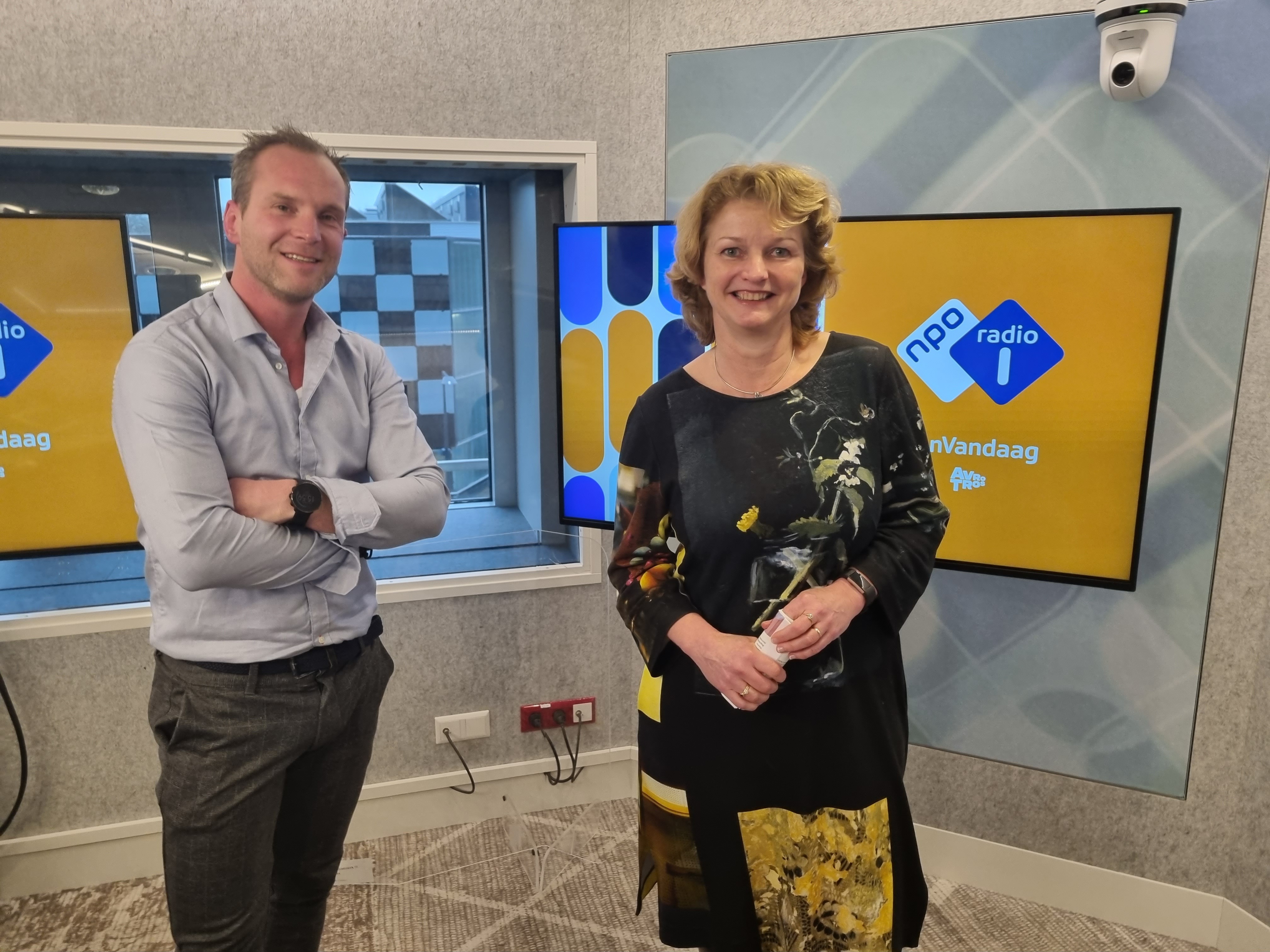 Marjan van Loon van Shell, met presentator Hans van der Steeg